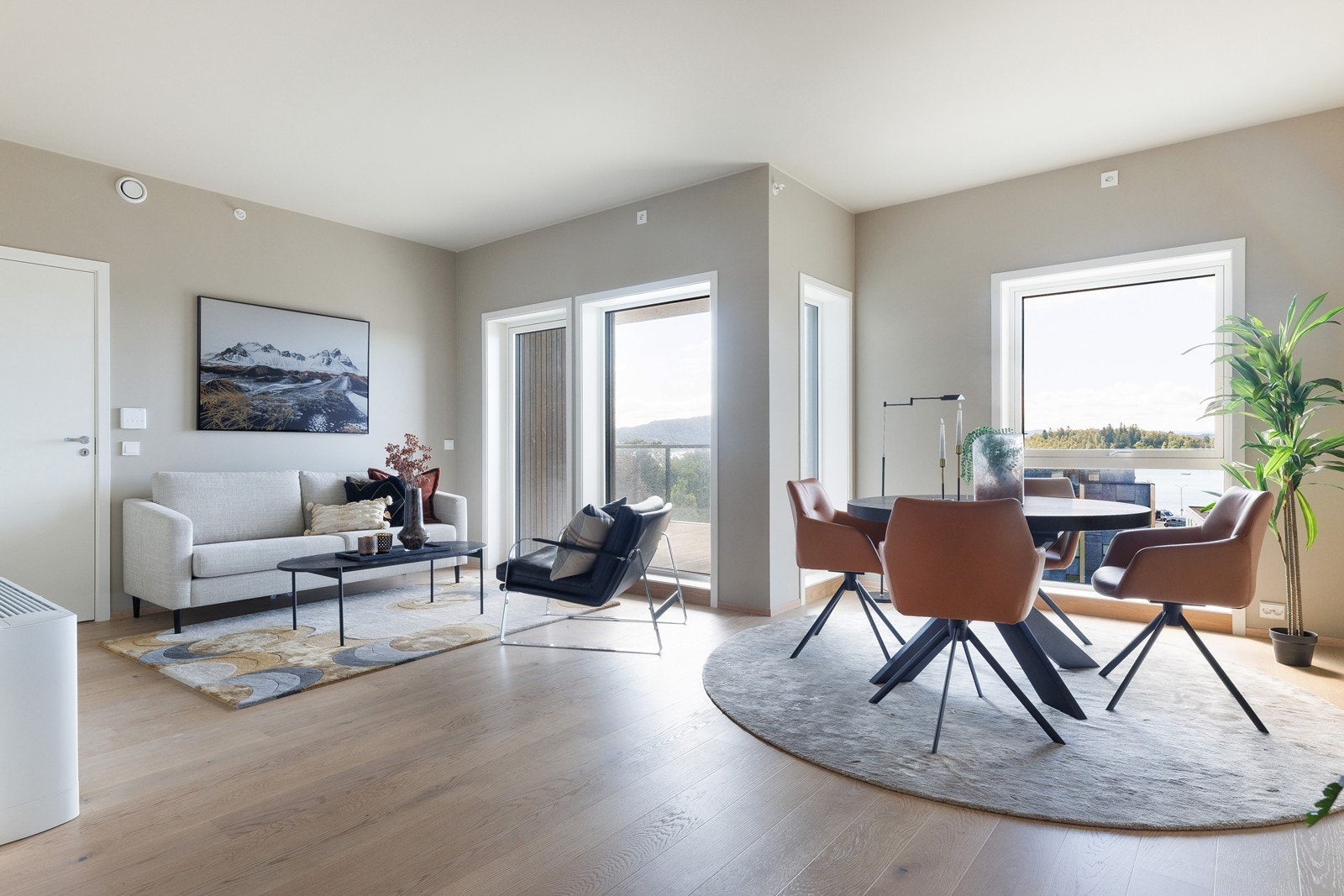 Romslig stue med lyse og delikate farger Galleribilde