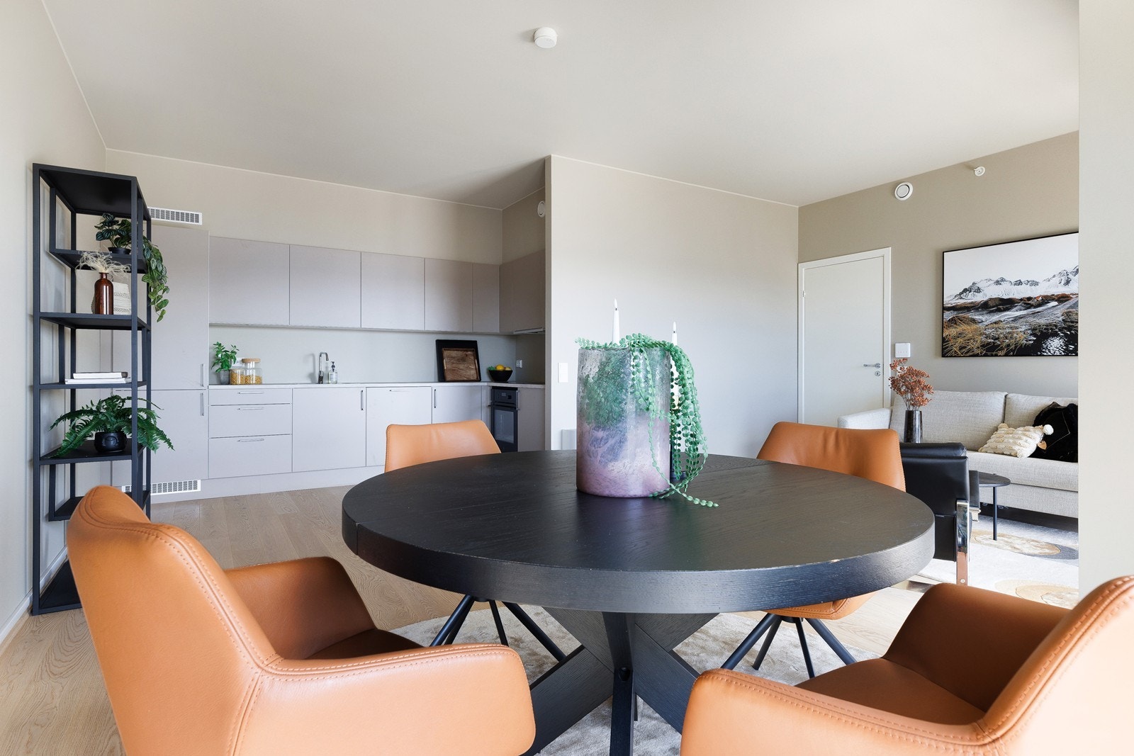 Stuen har åpen kjøkkenløsning Galleribilde