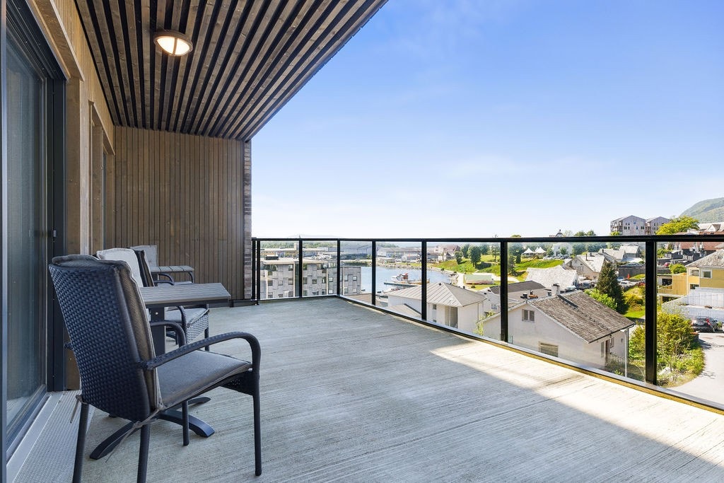 Romslig terrasse tilhørende selskapslokalet Galleribilde