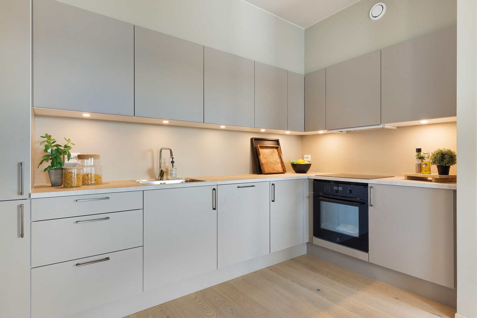 Lekkert kjøkken med integrerte hvitevarer som medfølger i handelen Galleribilde