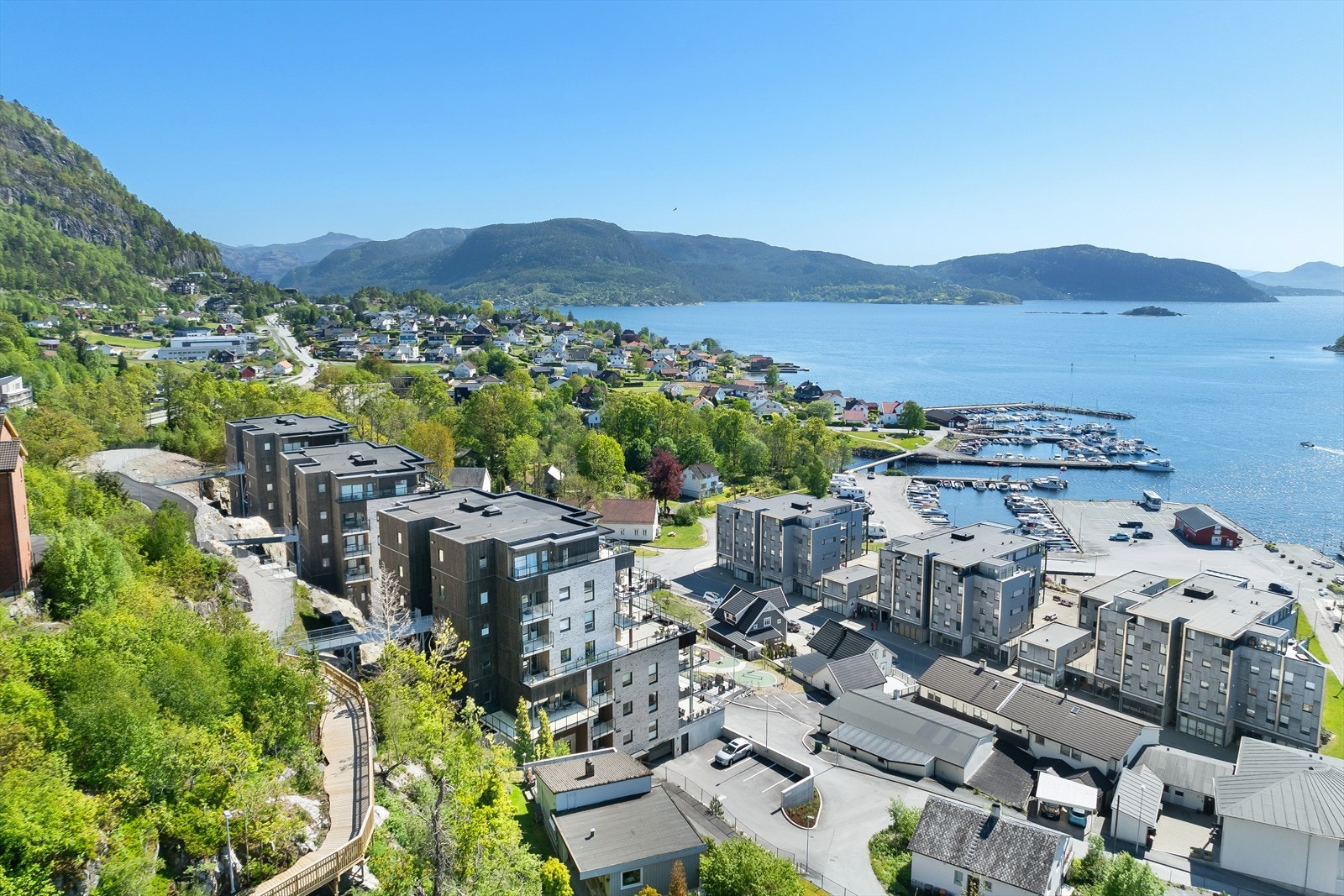 Direktørens Høyde ligger skjermet og tilbaketrukket i skråningen her i Vågen Galleribilde