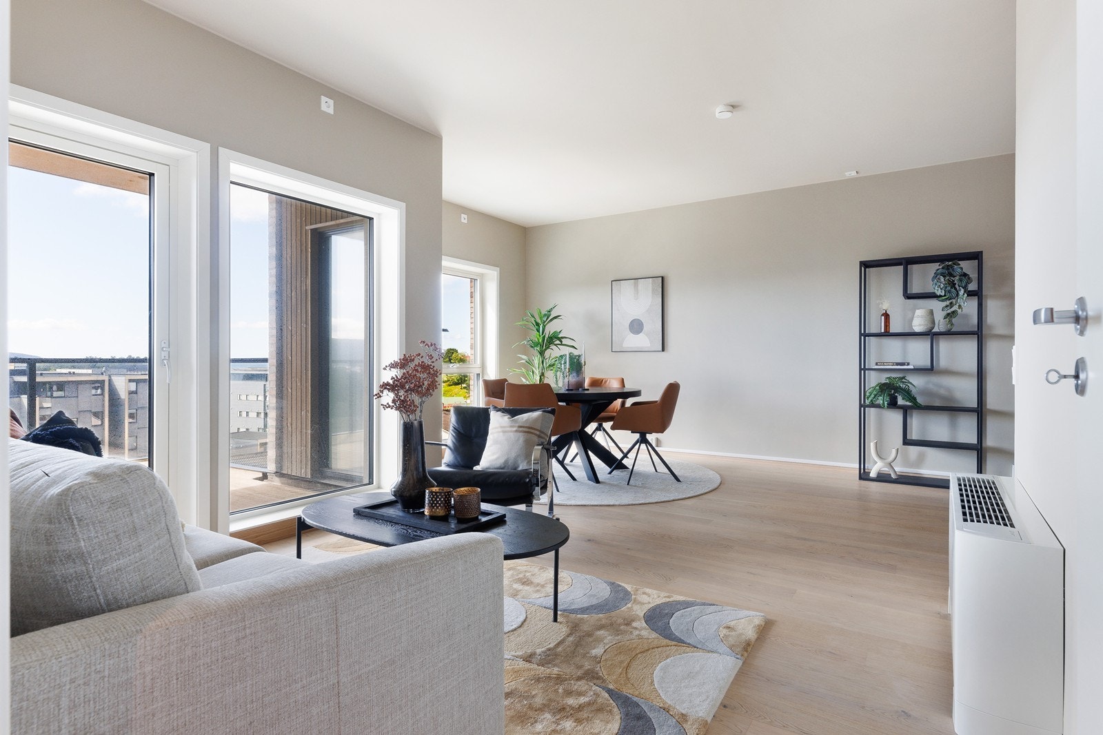 Her har man god plass til møblering av både sofagruppe og spisebord Galleribilde