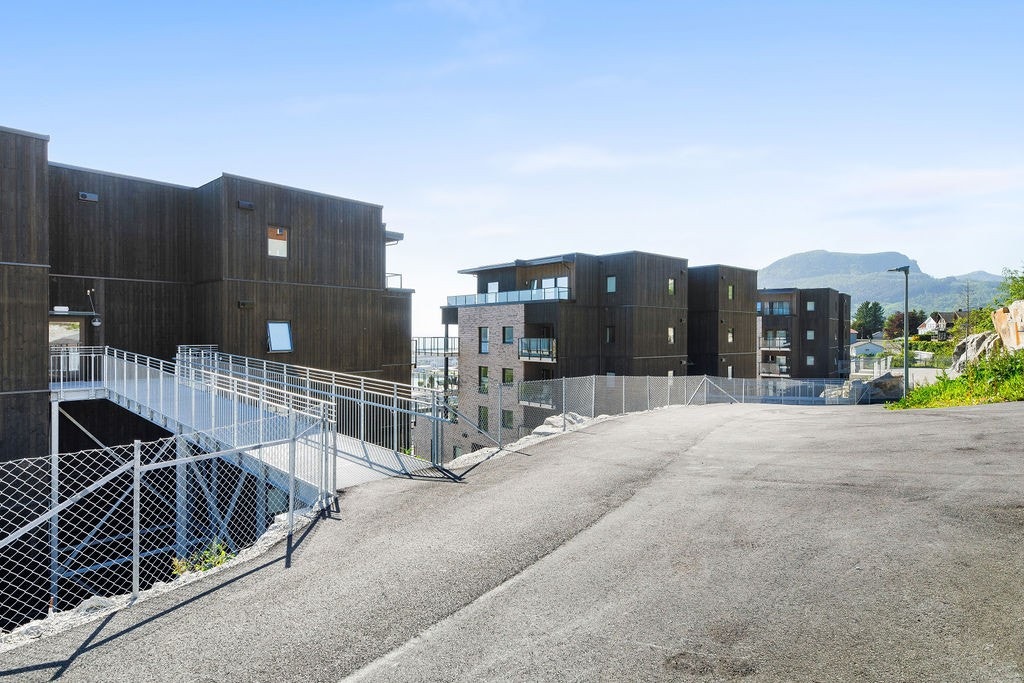 Fra hvert bygg er det direkte utgang og bro til gangstien på baksiden av leilighetsbyggene Galleribilde