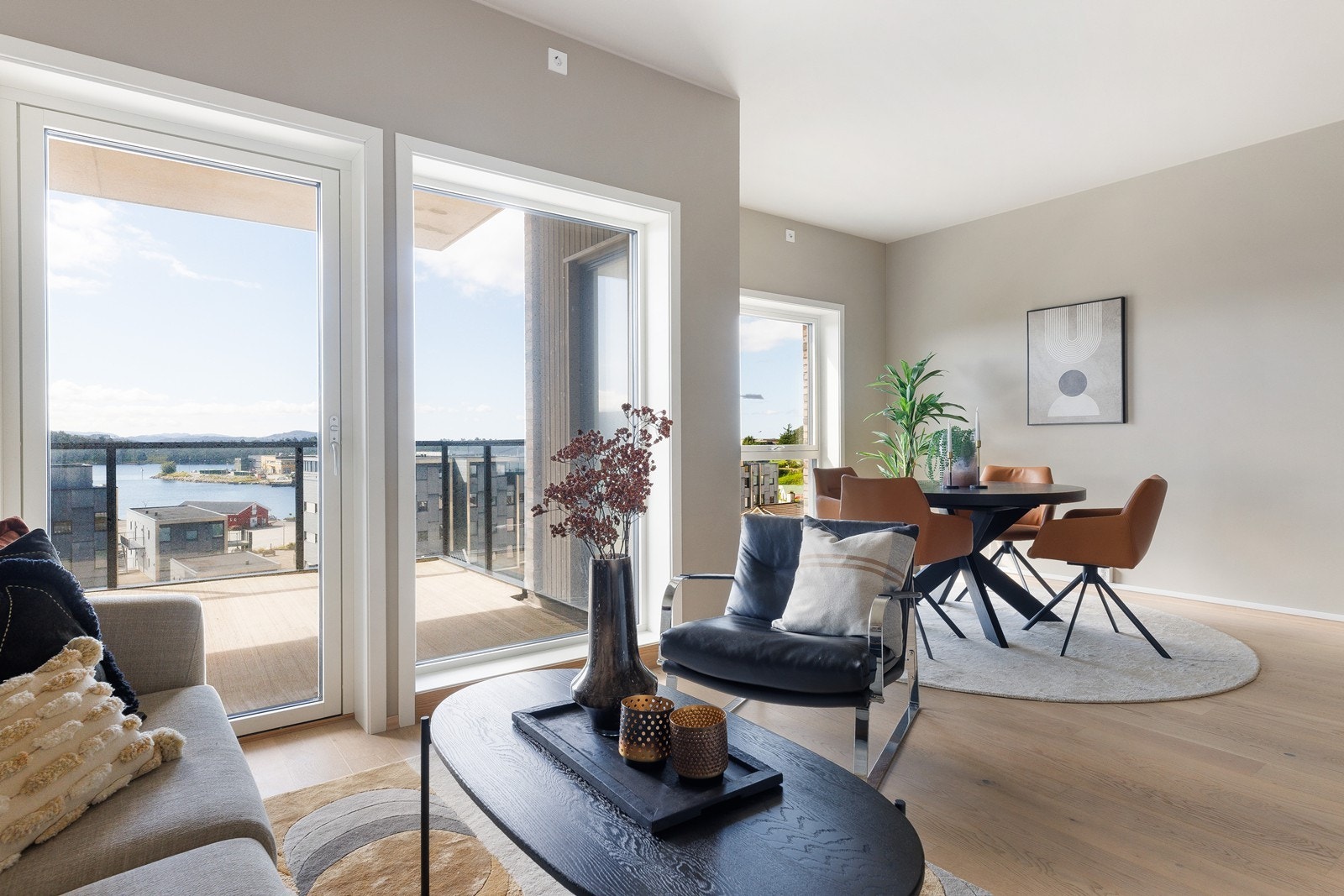 Fra leiligheten har man fin utsikt mot fjorden og mot Stavanger Galleribilde