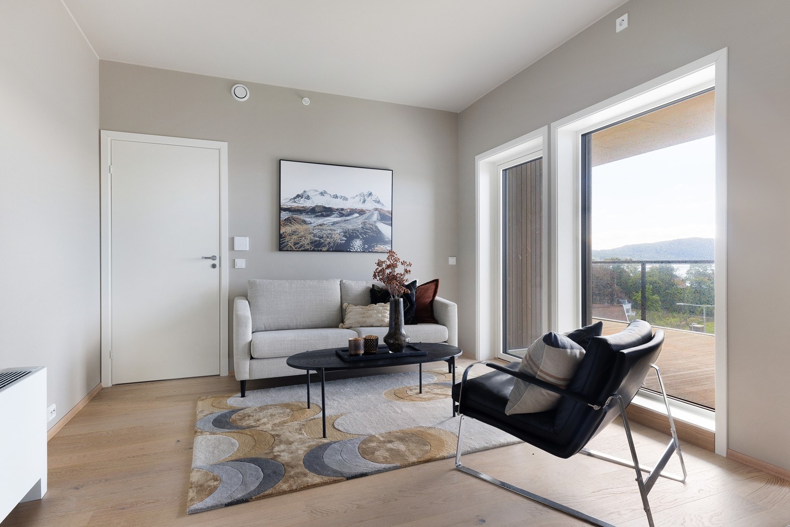 Leiligheten har en flott eikeparkett på alle gulv bortsett fra baderom som har fliser Galleribilde