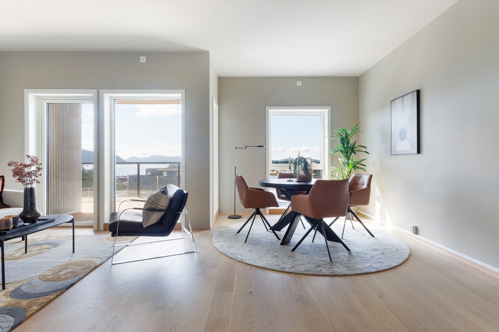 De store vindusflatene slipper inn godt med lys og gjør det luftig og fritt Galleribilde