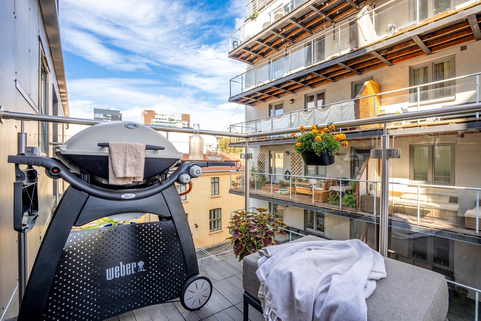 Balkongen er ca. 5 kvm med plass til både sitteplass og grill. Galleribilde