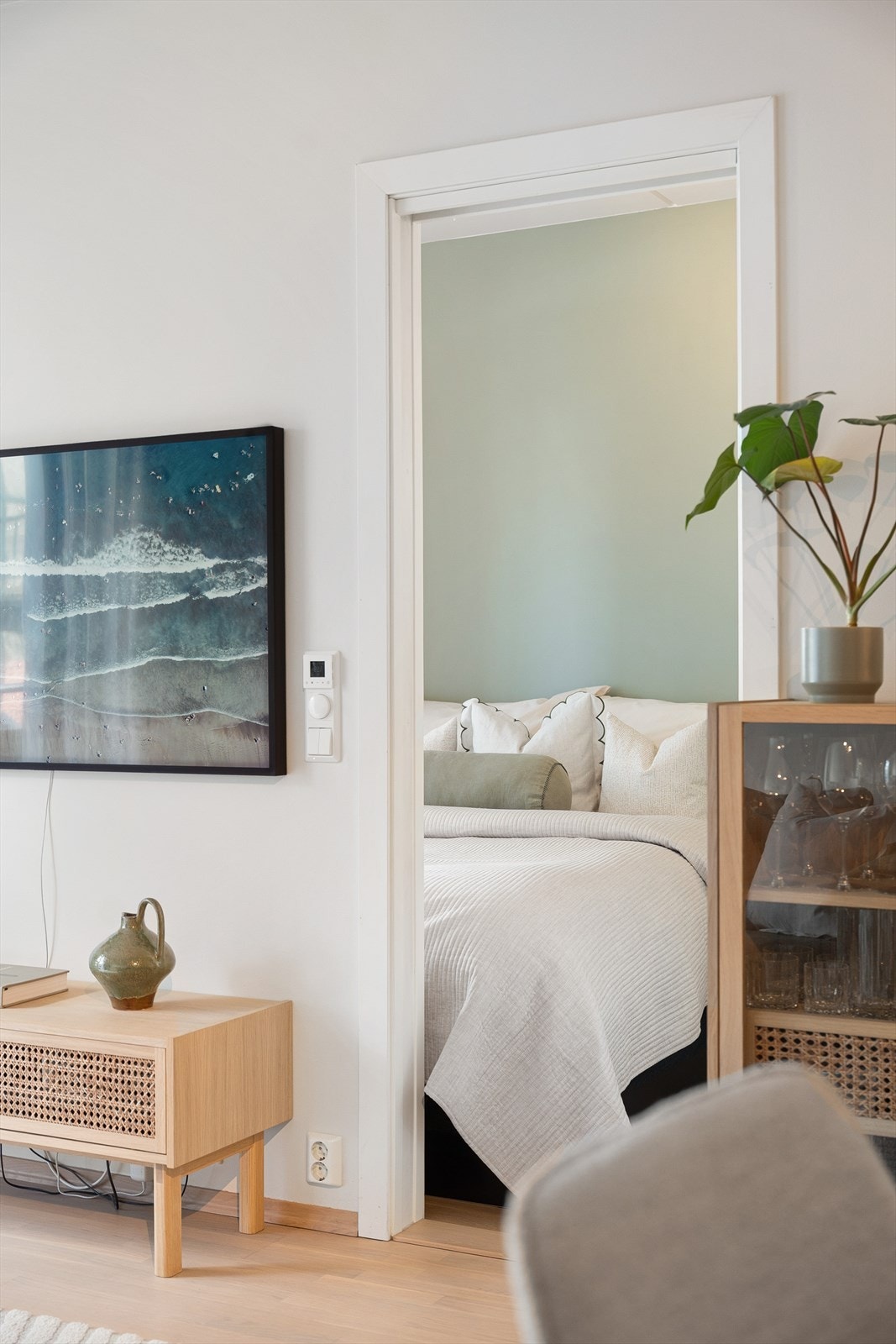 Fra stuen er det adkomst til soverommet fra to skyvedører. Galleribilde