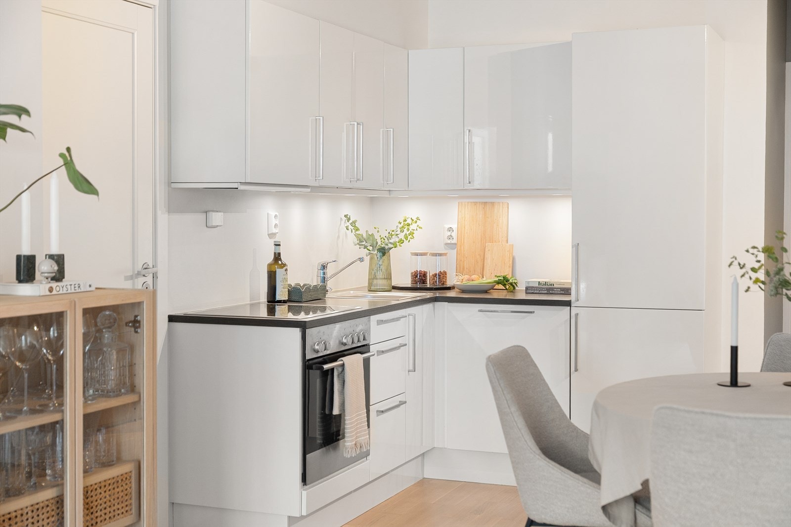 Pent HTH-kjøkken med integrerte hvitevarer fra Siemens. Galleribilde