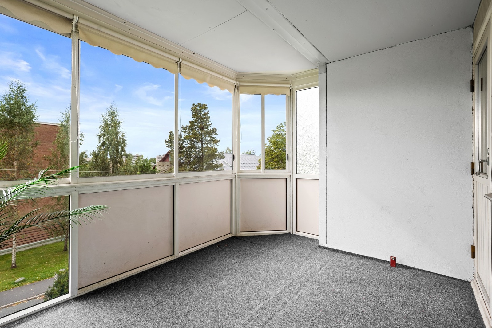 Sydvestvendt innglasset balkong. Galleribilde