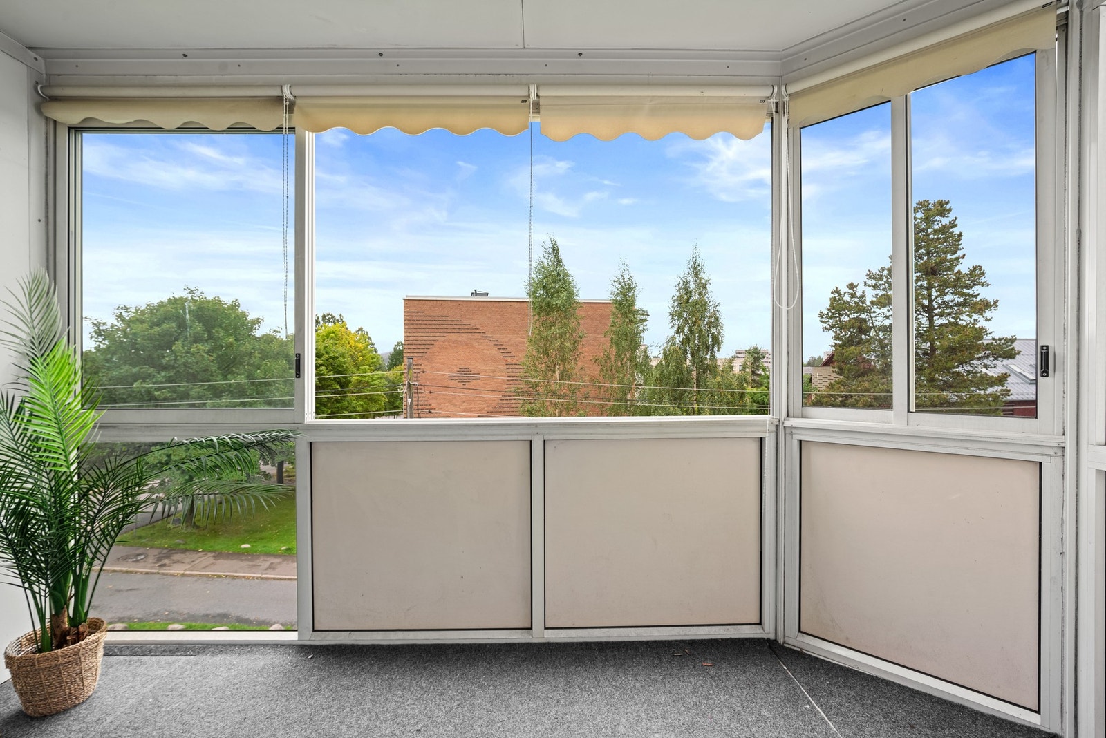 Her kan du slappe av, dyrke planter eller ha hyggelige måltider utendørs, beskyttet mot vær og vind takket være innglassingen. Galleribilde