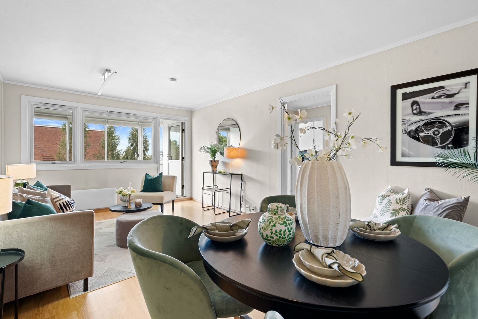 Med et solid laminatgulv og glatte, malte vegger gir rommet deg et enkelt lerret for dine innredningsideer. Galleribilde