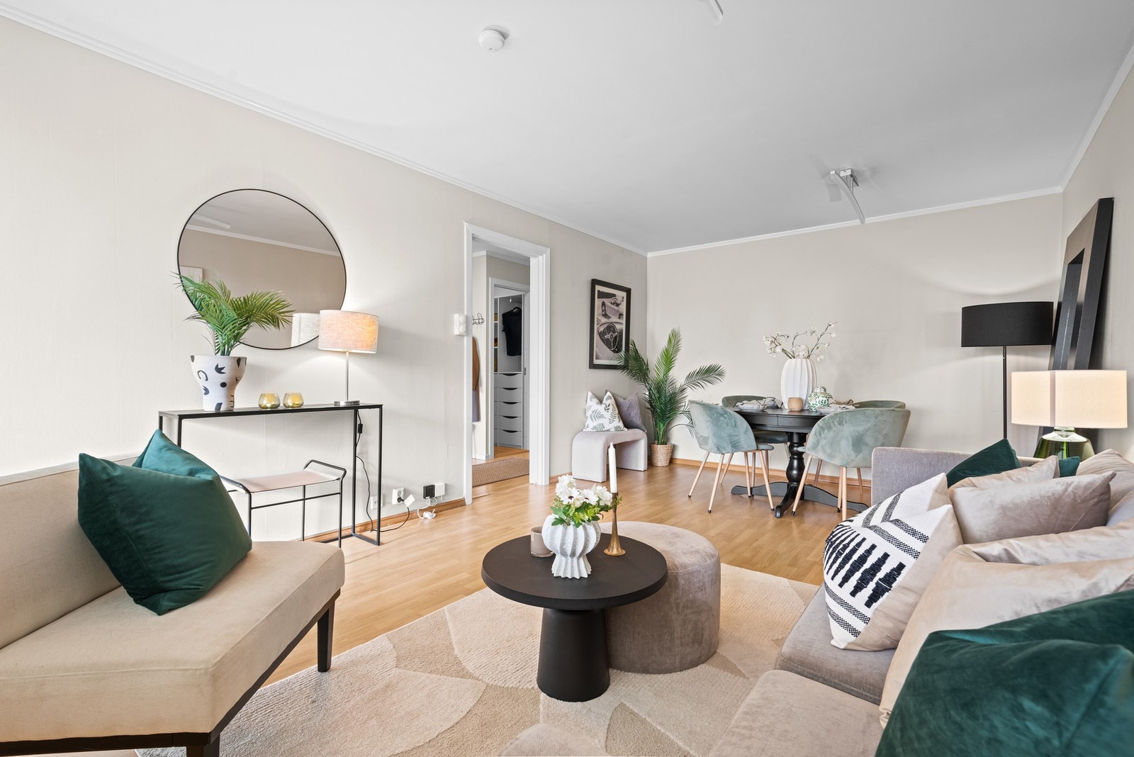 Du kan plassere en stor sofa for filmkvelder, og en elegant spisestue for middagsselskaper. Galleribilde