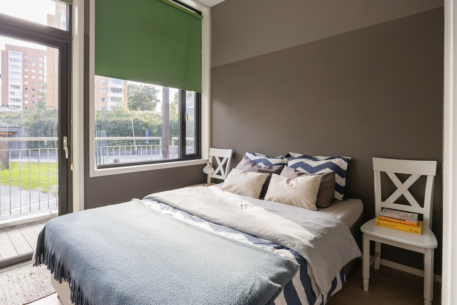 Romslig soverom på 9 kvm med direkte utgang til balkong. Galleribilde