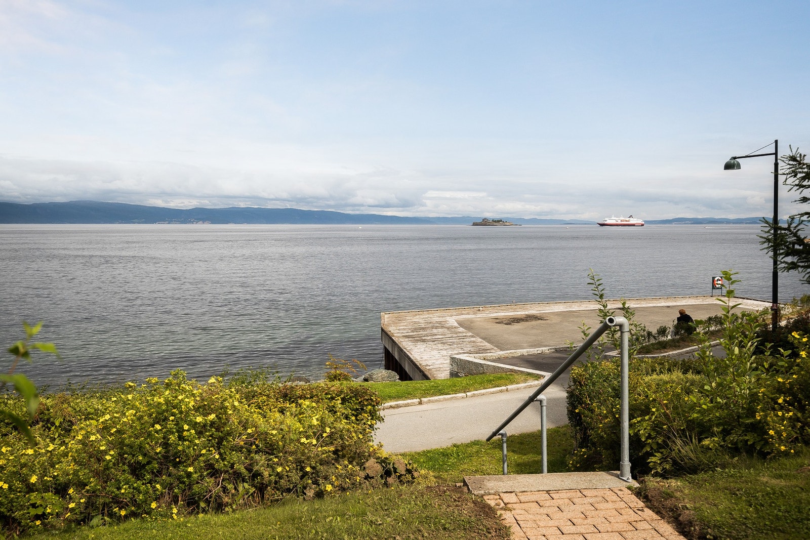 Det er 100 m fra leiligheten til sjøen med badeplass og tursti. Galleribilde