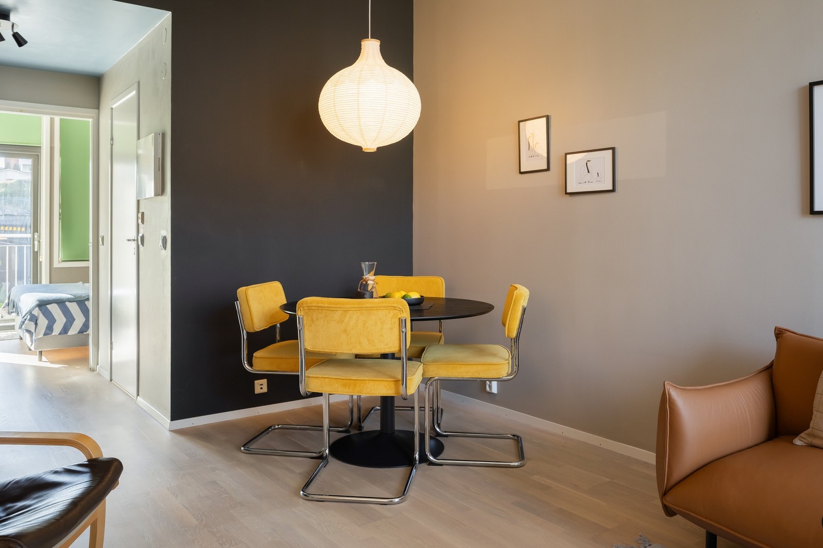 Stuearealet er på 21 kvm med 3 meter takhøyde. God plass til spisebord i mellom kjøkkenet og sofagruppen. Galleribilde