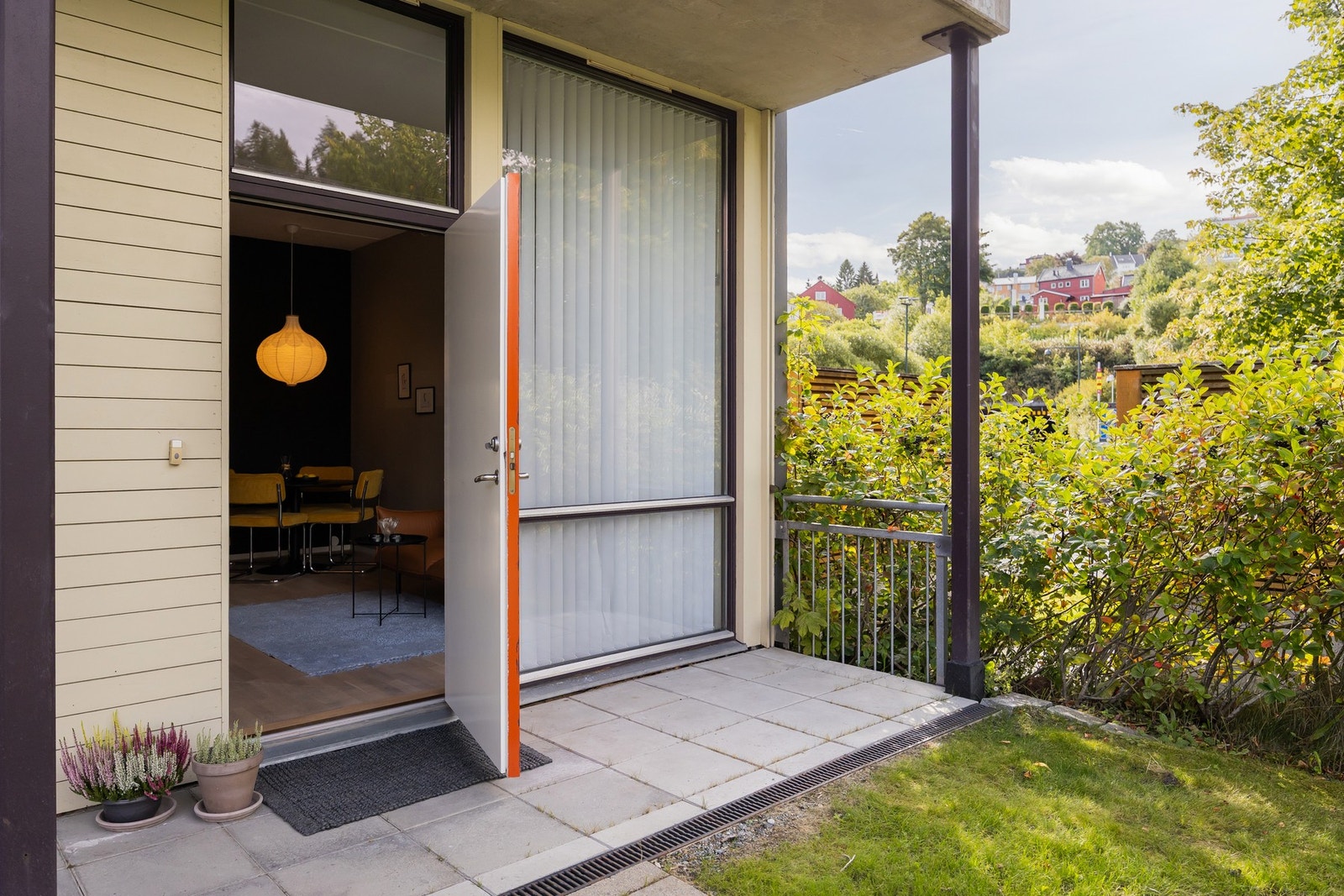 Leiligheten har uteplass på begge sidene, slik at man kan forflytte seg etter sola. Galleribilde