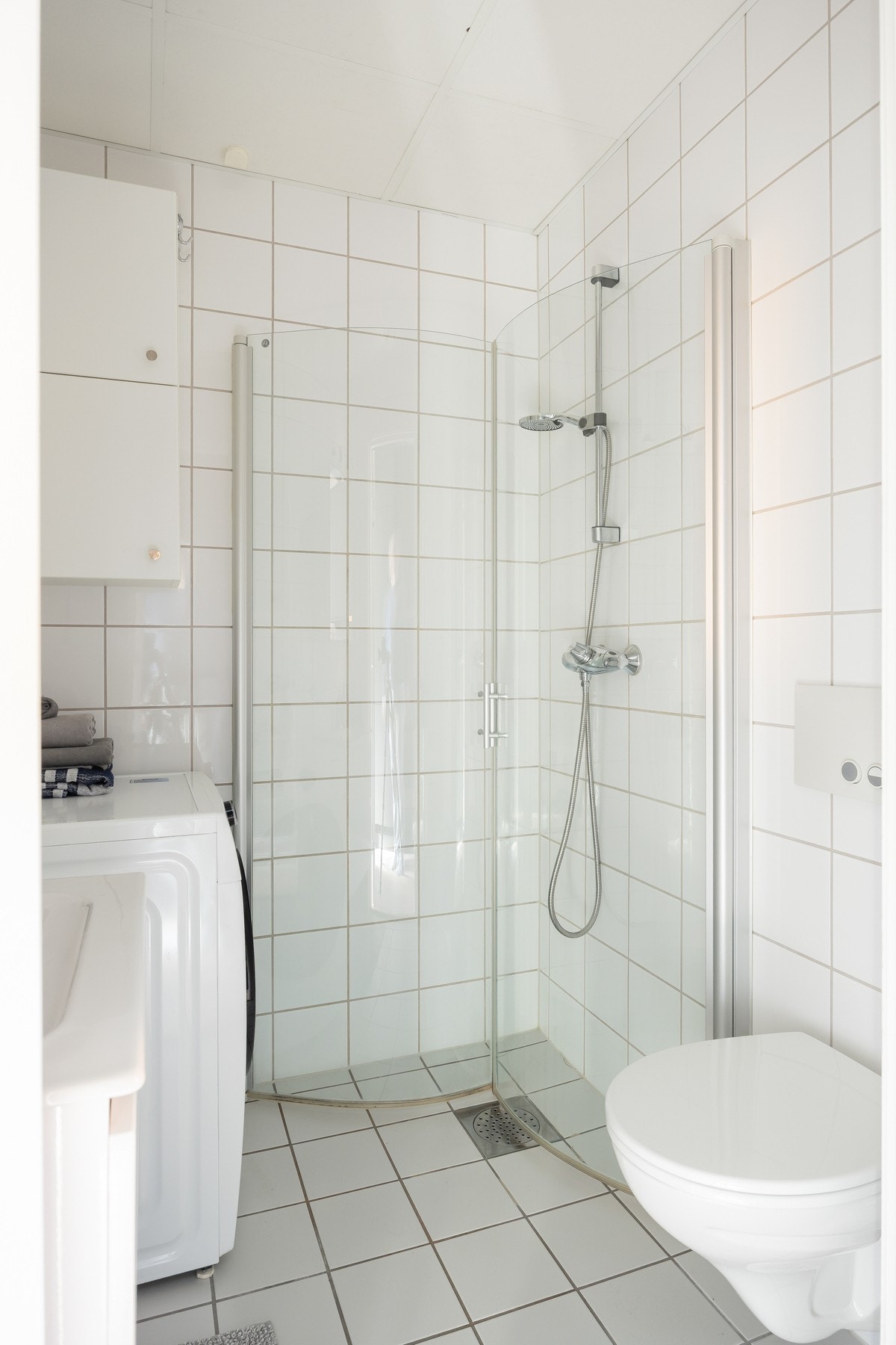 Av utstyr finnes klosett, dusj med infellbare dusjdører, opplegg for vaskemaskin, servant med innredning og overskap med speil. Galleribilde