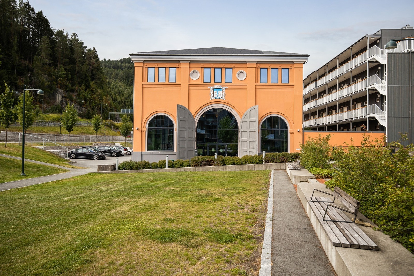 3T-treningssenter ligger 2 minutter fra leiligheten, samt Rema 100. Galleribilde