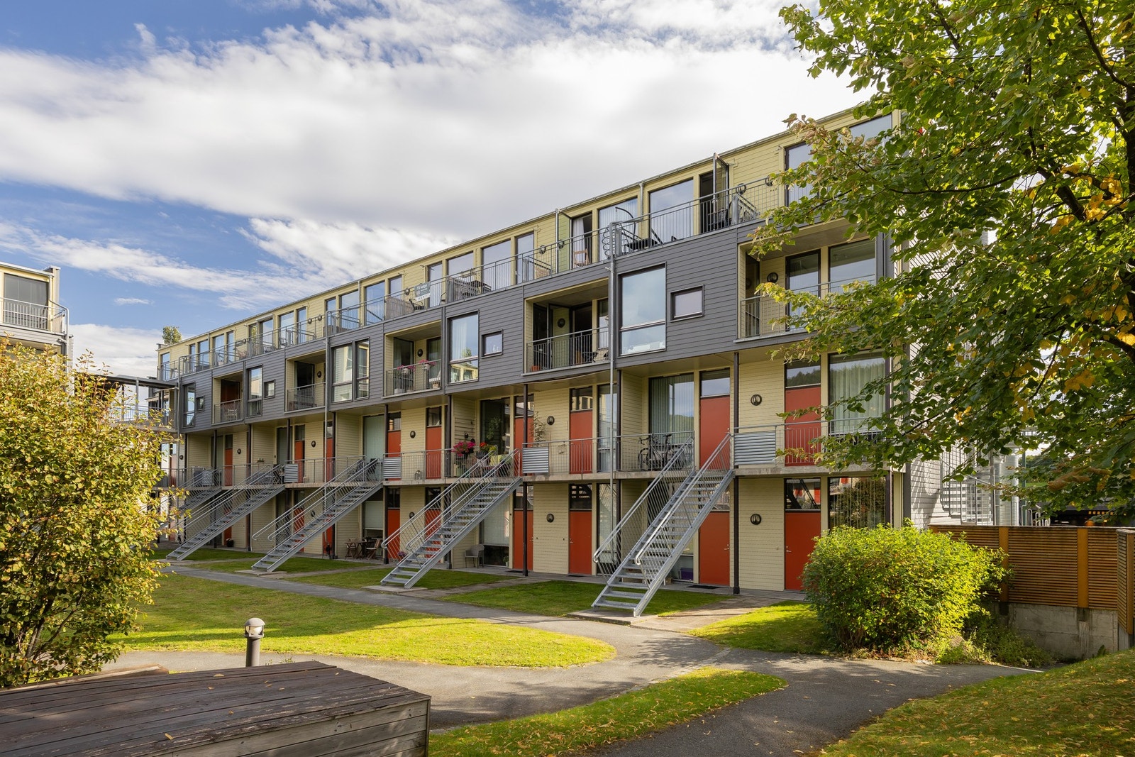 Bygget ble satt opp i 2004 og nyter av moderne fasiliteter. Pent opparbeidet bakgård som kan benyttes av alle i sameiet. Galleribilde