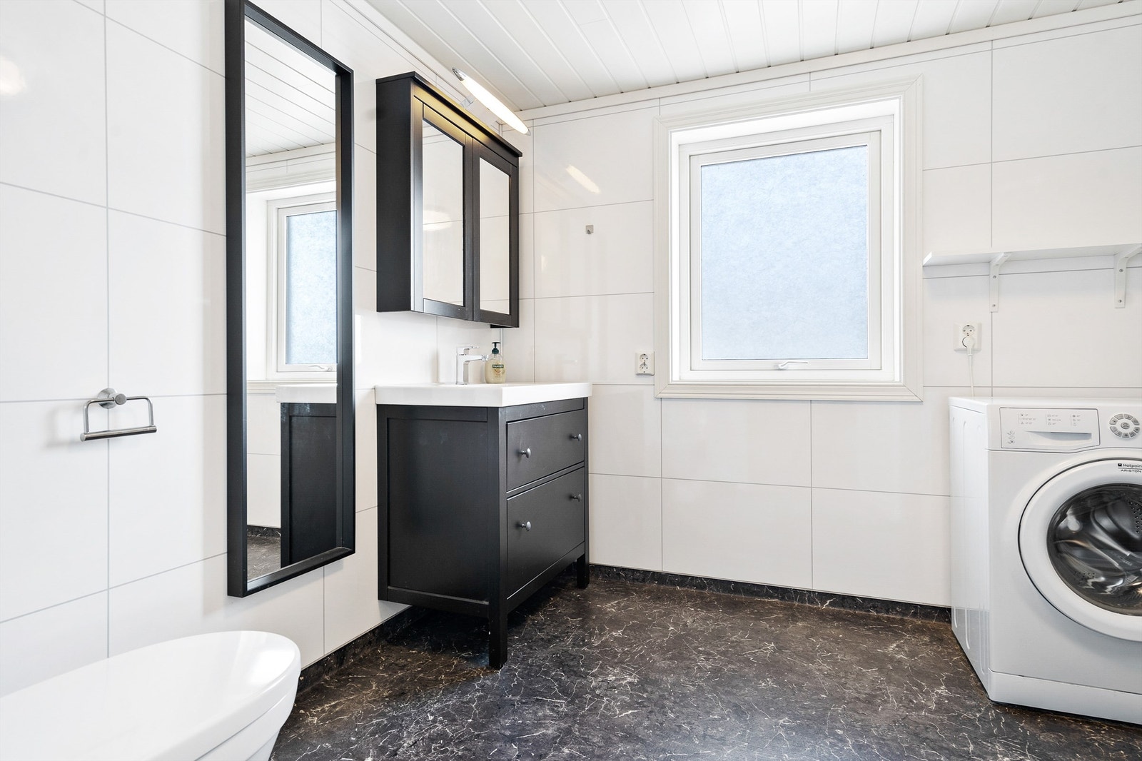 Lekkert og praktisk bad med opplegg for vaskemaskin Galleribilde