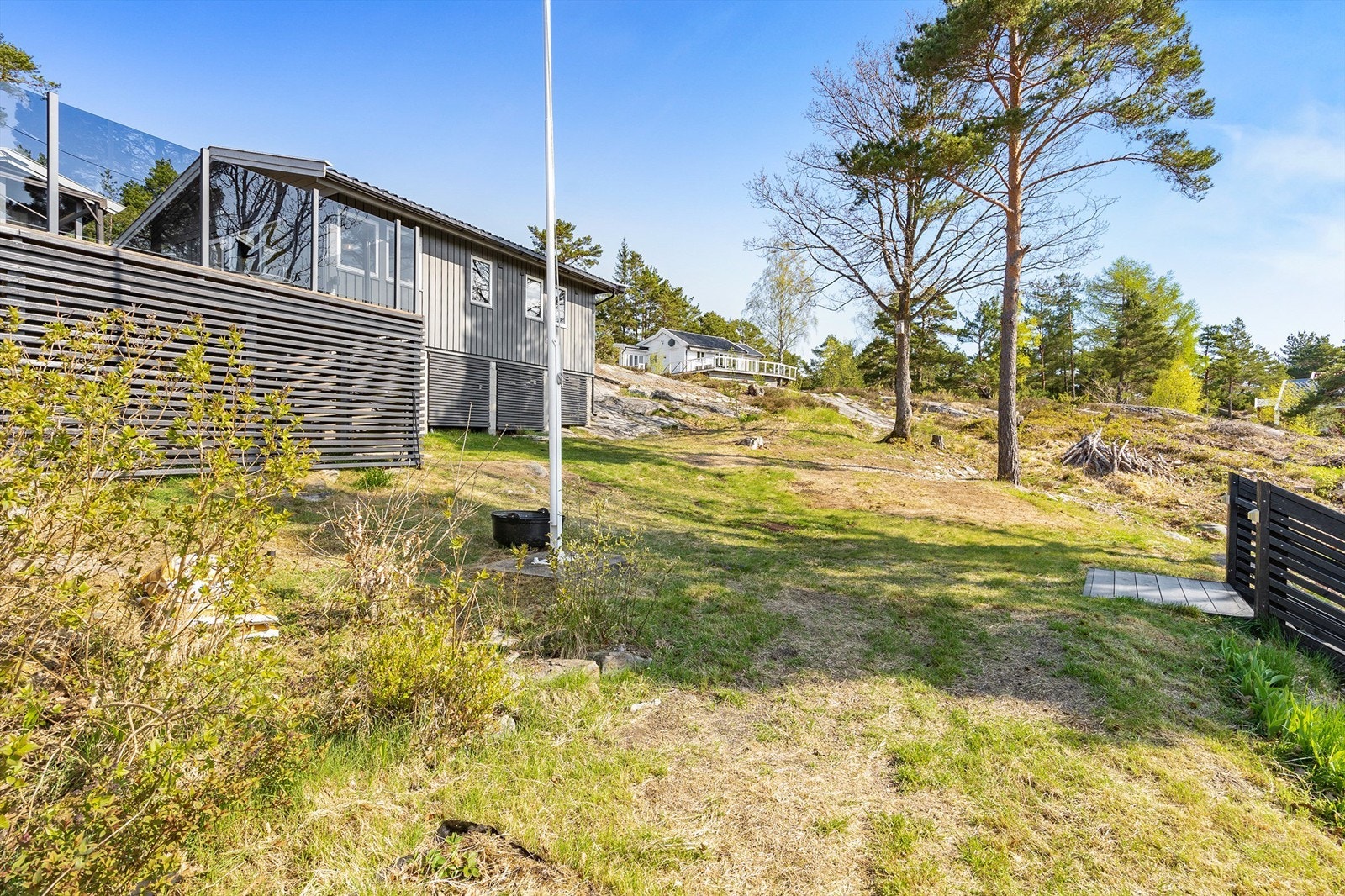 Naturtomt med flaggstang Galleribilde