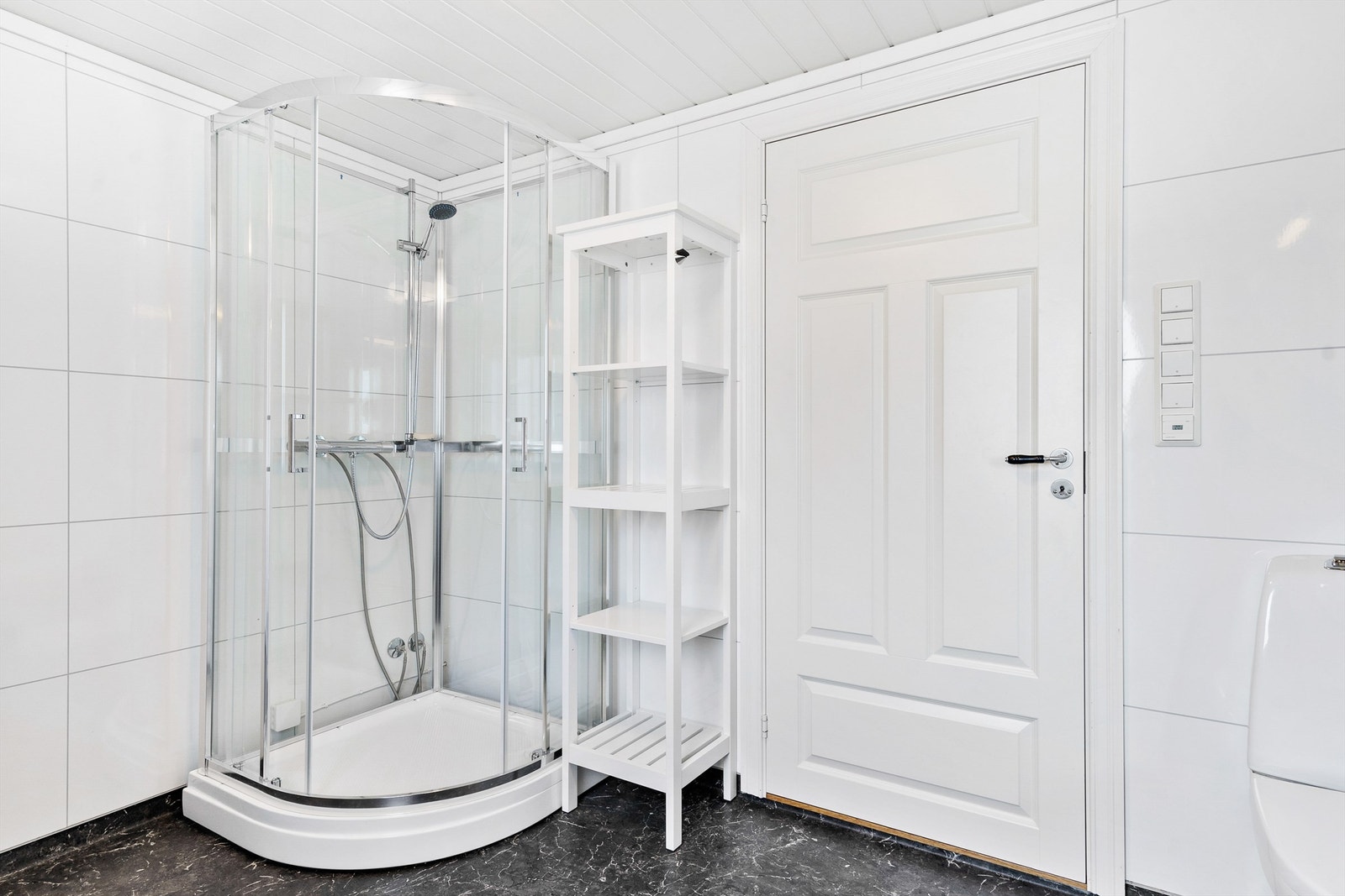 Ny dusj samt varmekabler på gulv. Galleribilde