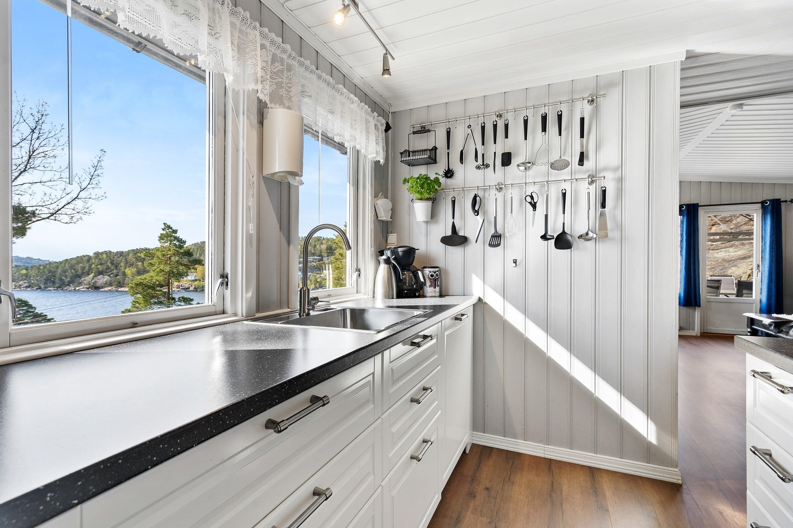 Pent og praktisk kjøkken med flott utsikt Galleribilde