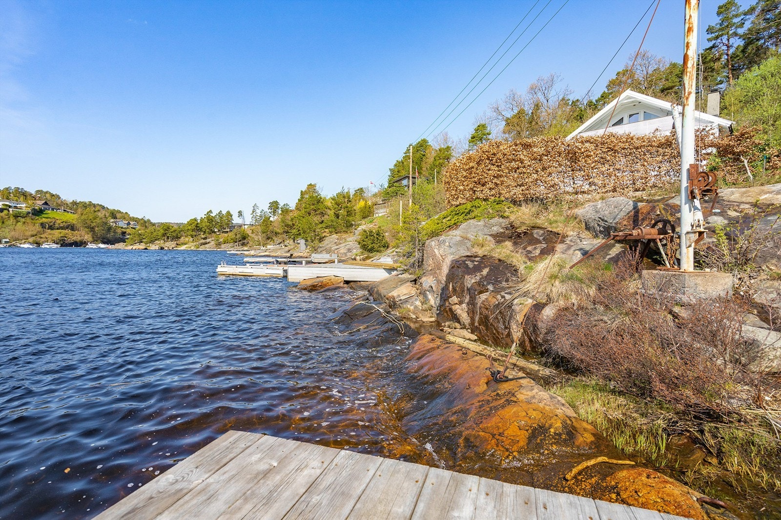 Båtfeste langs fjell Galleribilde