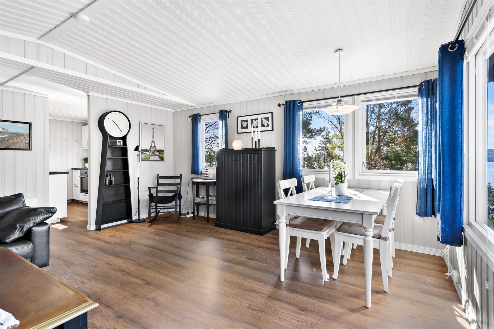 Pen, lys stue med masse naturlig lys inn Galleribilde