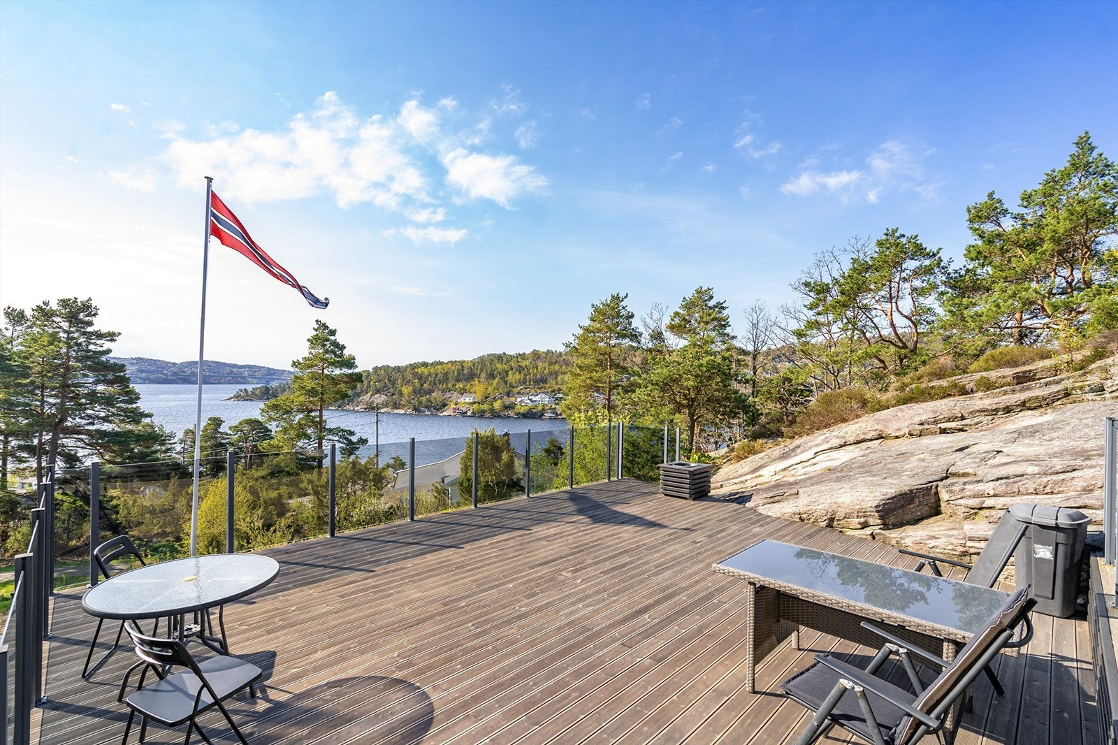 Nydelig utsikt fra solrik terrasse Galleribilde