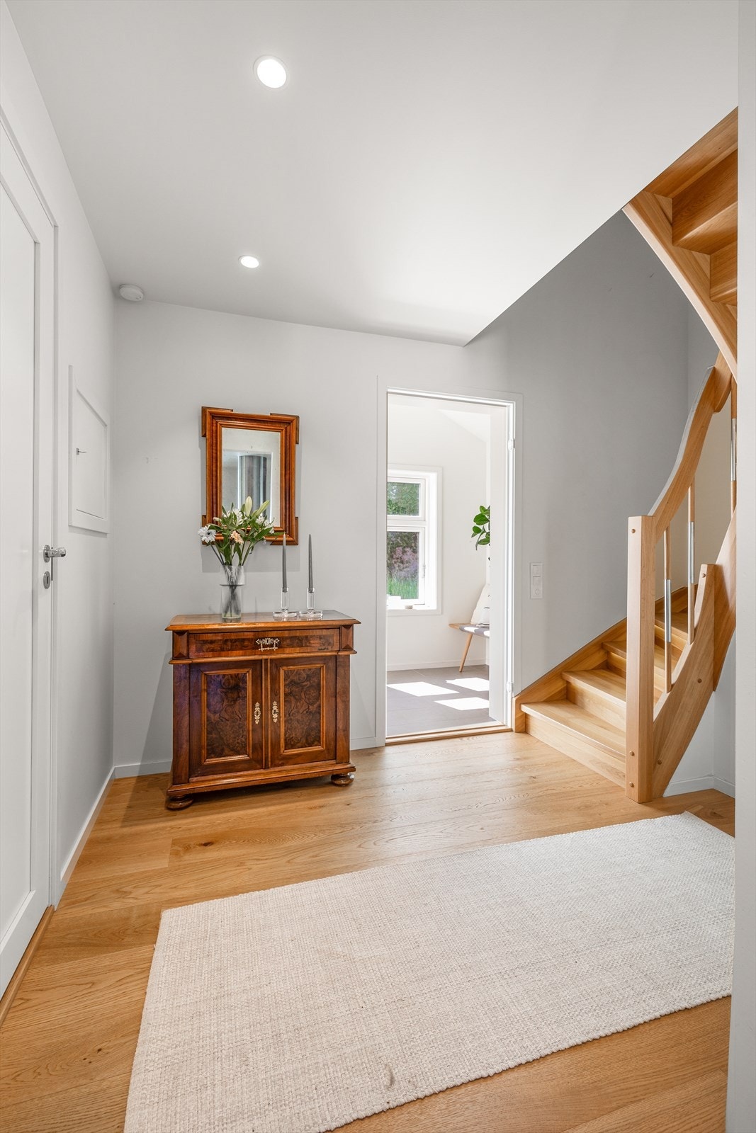 Fra hallen fører en flott trapp med lys i inntrinnene opp til loftsetasjen. Galleribilde