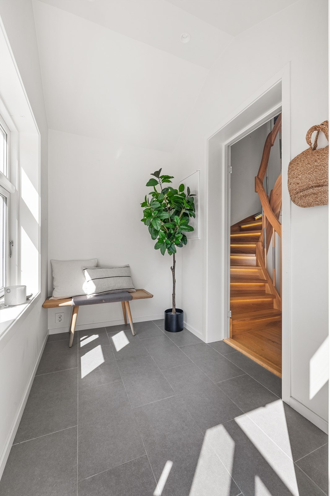 Boligen har en innbydende entré som gir et solid førsteinntrykk. Rommet har delikate farger på veggene og fliser på gulvet med gulvvarme, som gir en varm velkomst vinterstid. Galleribilde