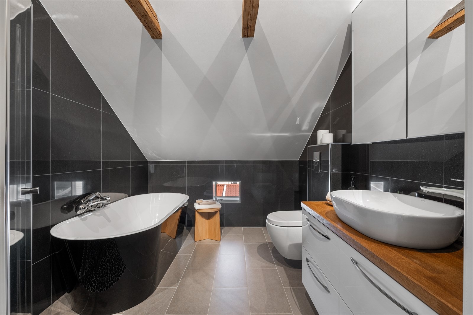 Boligen inneholder ett lekkert bad i hver etasje, begge med gulvvarme, downlights, integrert lydanlegg og dusjhjørne med deilig regnfallsdusj. Galleribilde