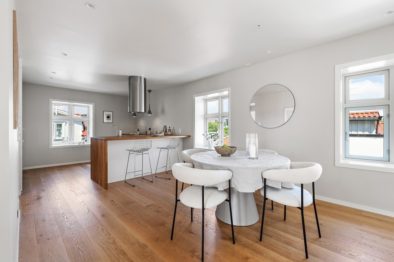 Det er lekker 1-stavs parkett på gulvet, vegger i en tidsriktig, dus farge og en pent lyssatt himling med downlights. Stuen har en tofløyet dør med vindu mot terrassen, samt plass til både sofagruppe og spisebord. Galleribilde