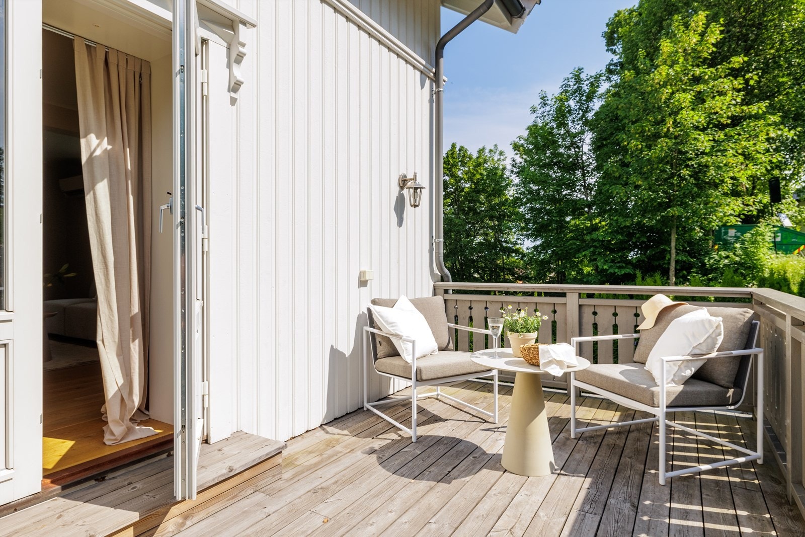 Terrassen er perfekt for avslapning og sosiale sammenkomster. Galleribilde