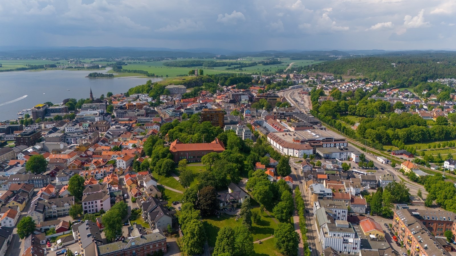 Velkommen til denne lekre og idylliske boligen midt i hjertet av Tønsberg rett ved Gunnarsbøparken! Galleribilde