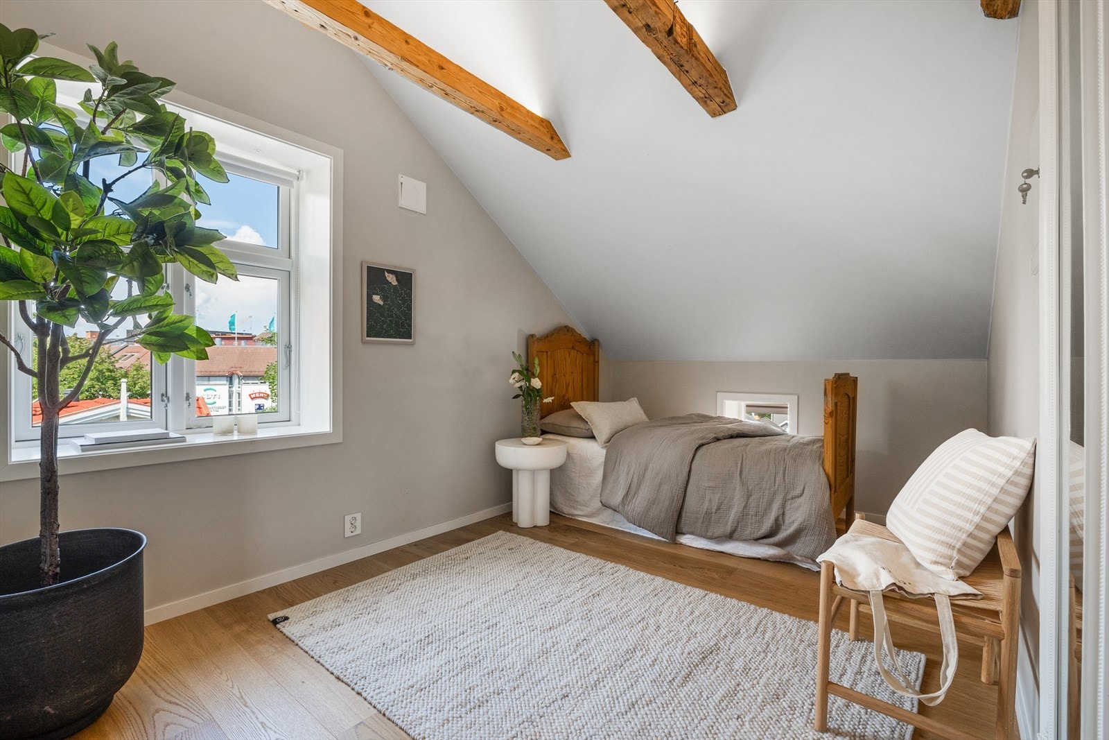 Boligen har tre gode soverom i loftsetasjen, alle med generøs skråhimling og stilige trebjelker. Galleribilde