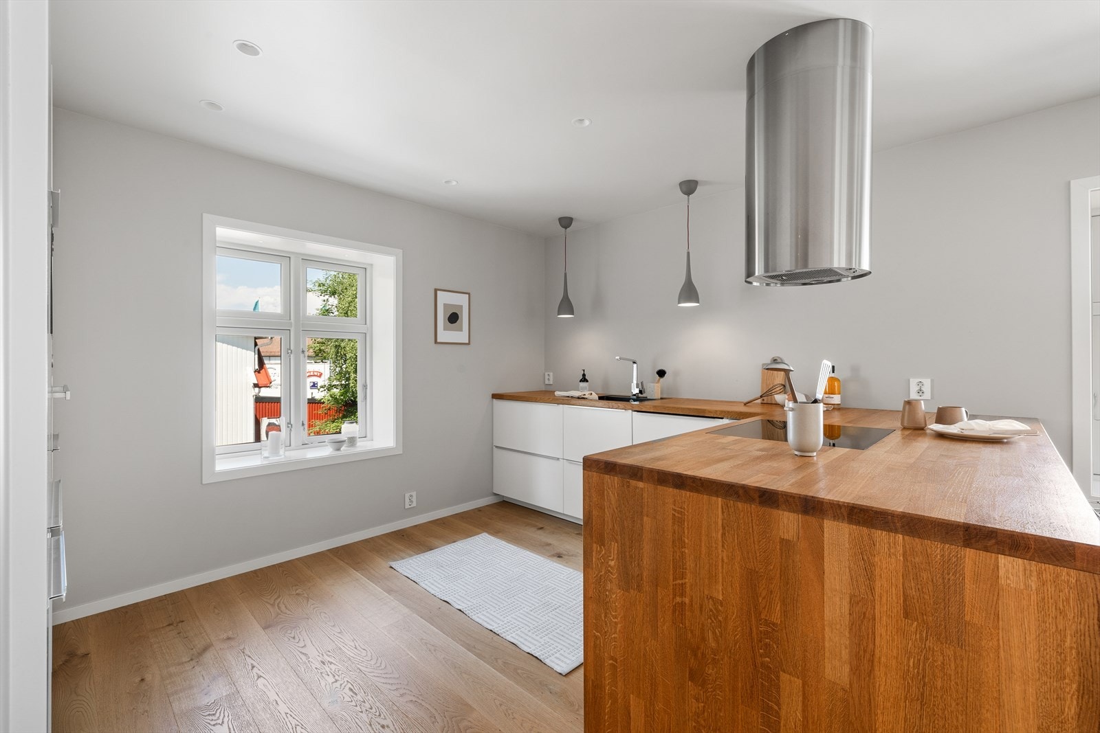 Her finner du rikelig med lagringsplass og en barløsning med sitteplasser, som gjør rommet til en sosial arbeidsplass. Kjøkkenet har flott belysning over benken, en nedfelt vask og alle nødvendige, integrerte hvitevarer. Galleribilde