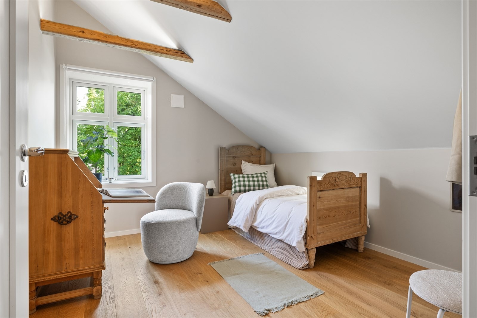 Soverommene har også vinduer som gir gode lysforhold. Galleribilde