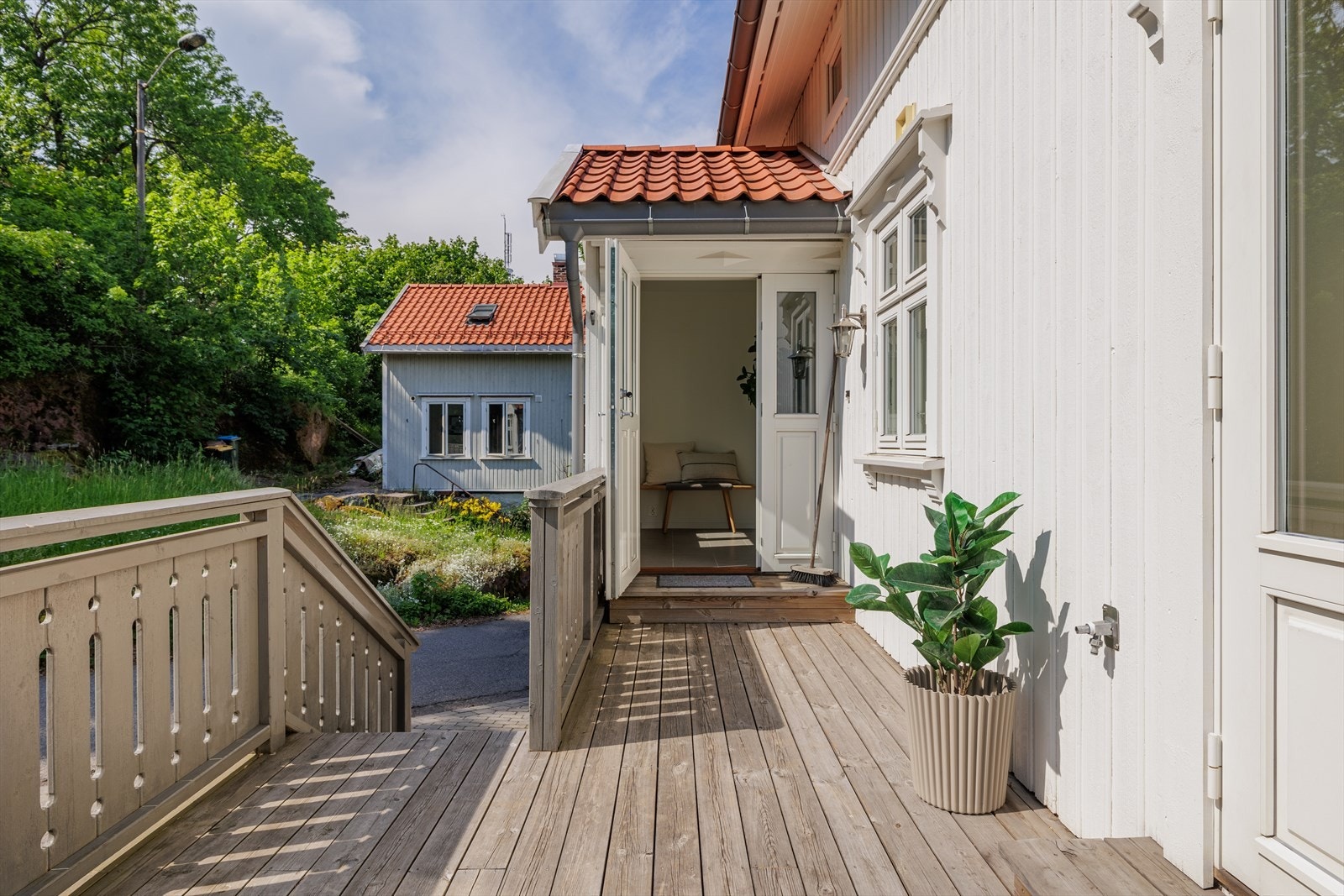 Boligen har et koselig inngangsparti i tilknytning til terrassen. Galleribilde