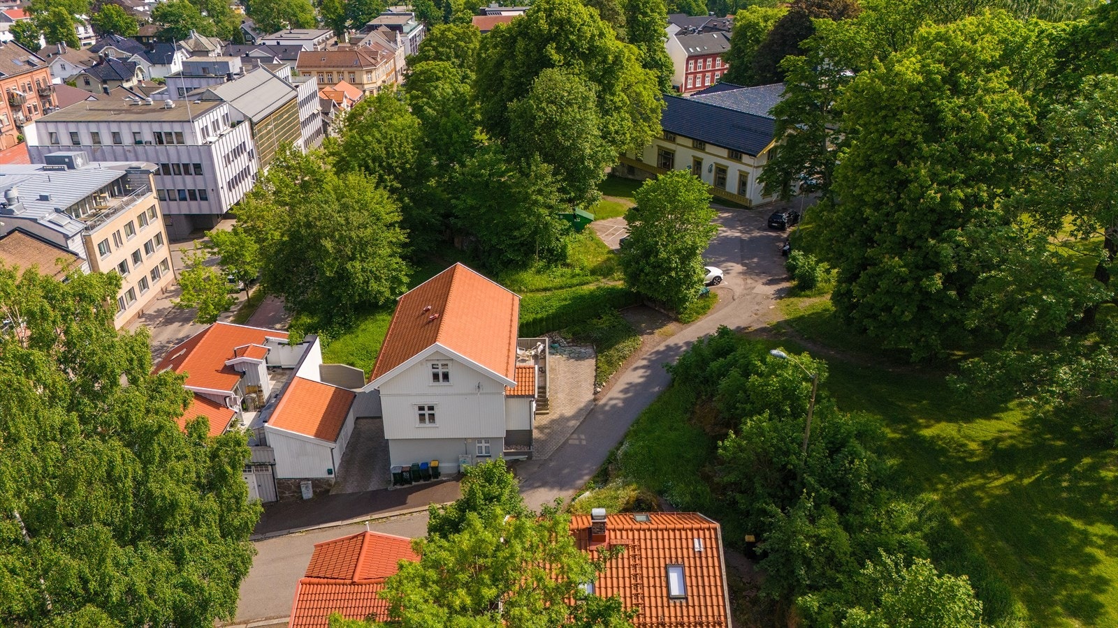 Boligen har ekstra lagringsplass i en bod i uthuset. Galleribilde
