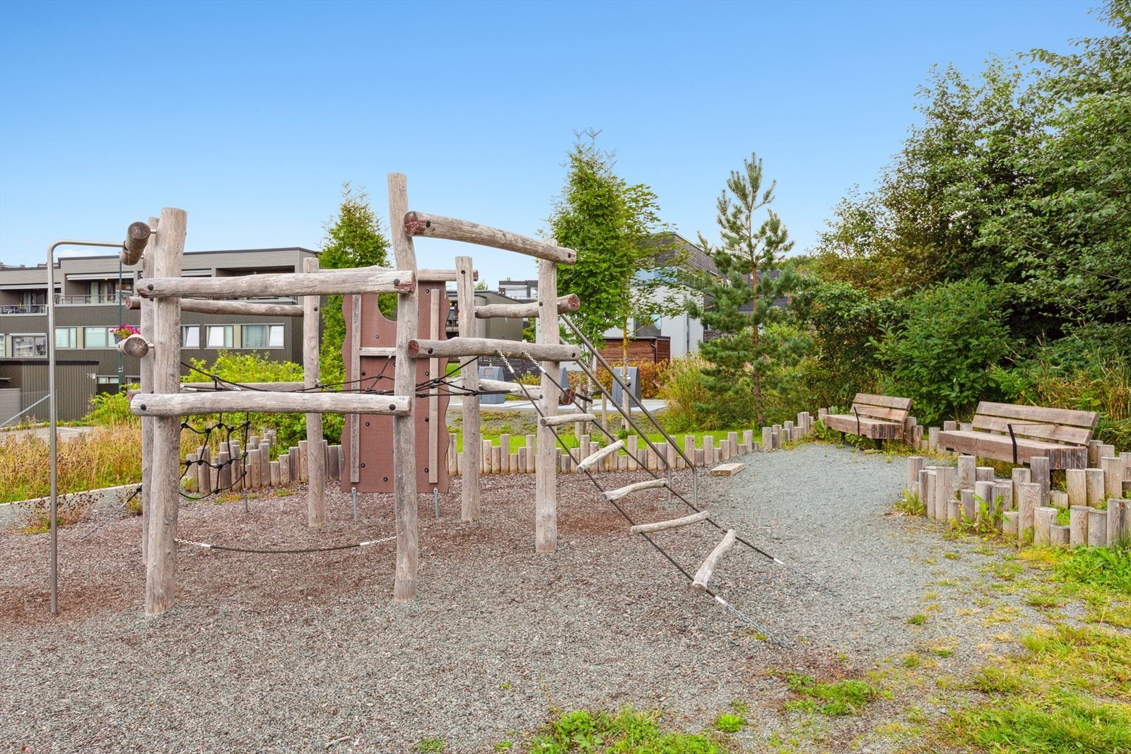 Fra ytterdøra har man gangavstand til blant annet skole, barnehage, dagligvarebutikk og metrobusstopp. Galleribilde