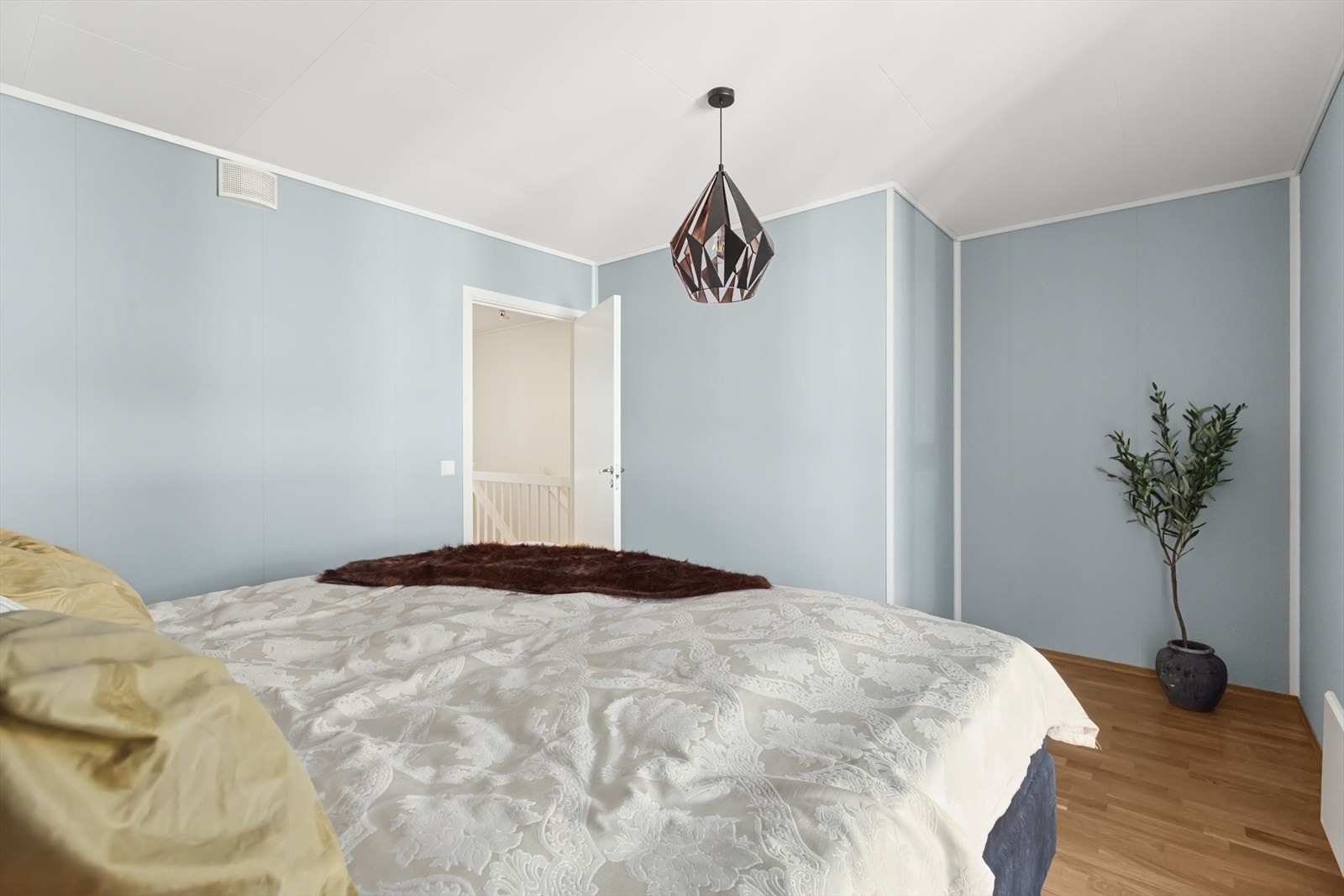 Hovedsoverommet har god plass til garderobeskap og andre nødvendigheter på et soveværelse. Galleribilde