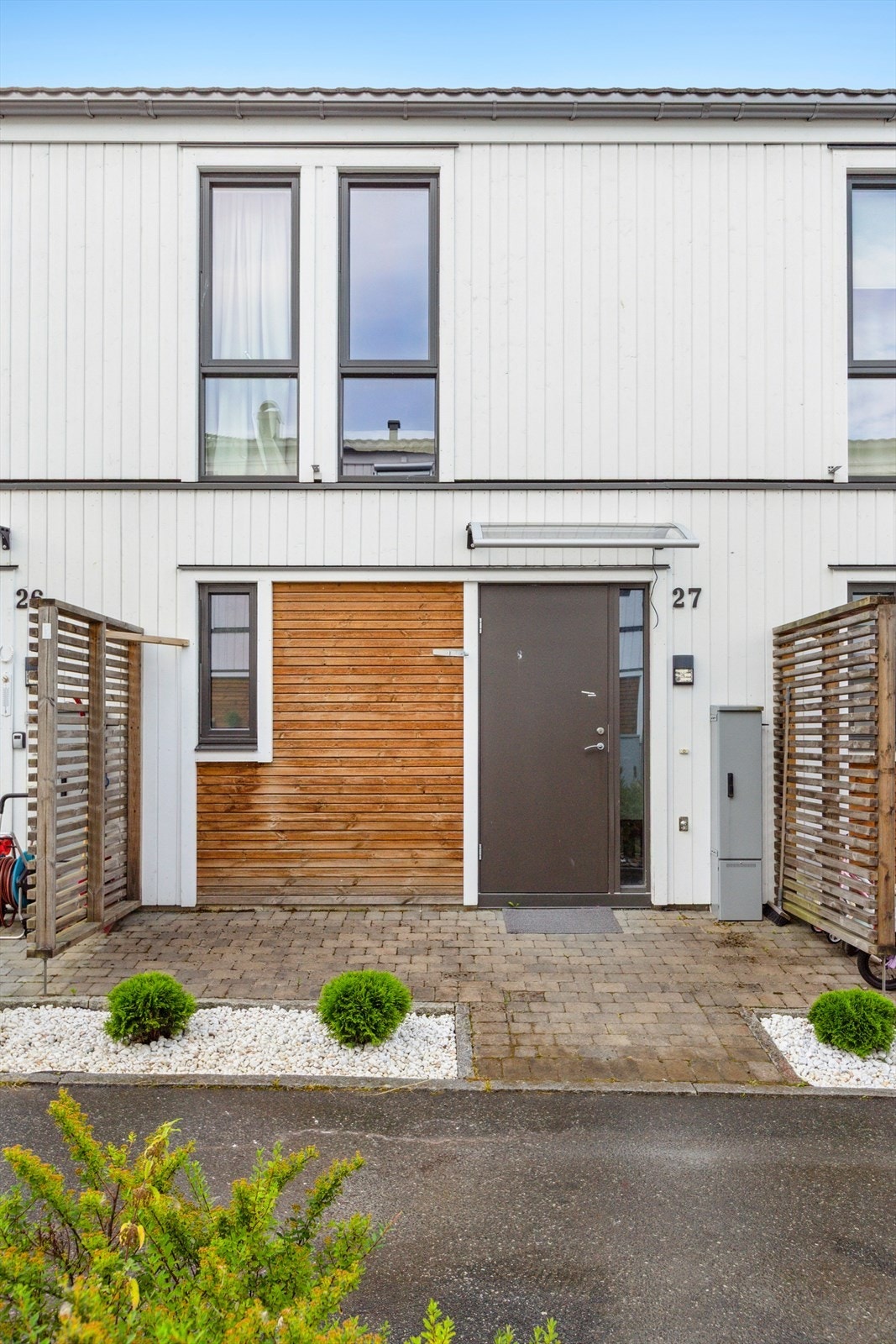 Velkommen inn! Innbydende inngangsparti pent opparbeidet med grønt beplantning og entrétak med lys. Galleribilde