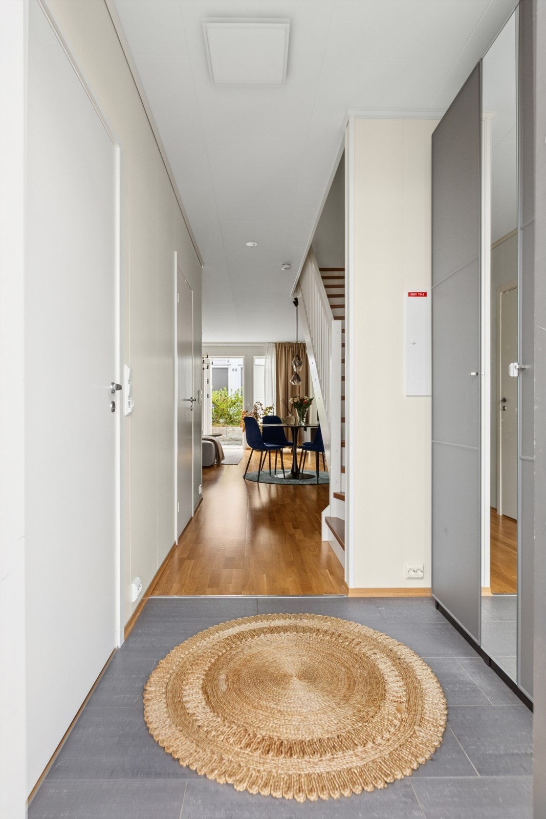 Flislagt entré med gulvvarme og garderobeskap. Galleribilde