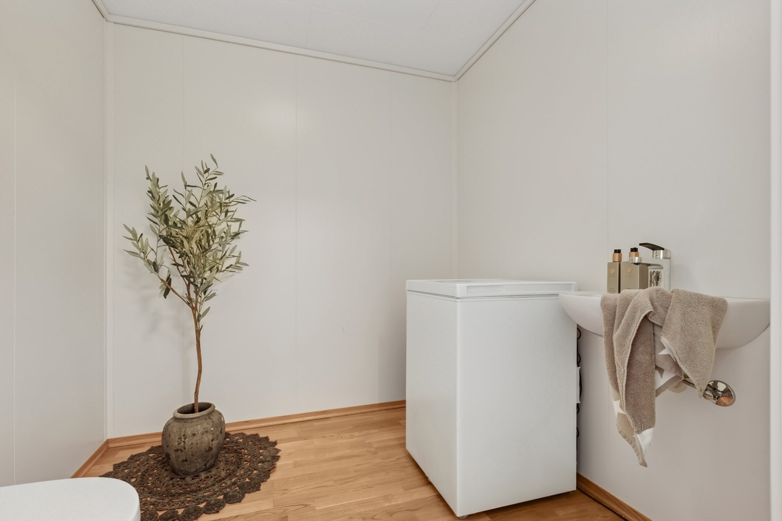 Toalettrommet i andre etasje er klargjort med sluk og ekstra vann- og avløpsrør dersom man ønsker å lage et fullverdig bad ut av det. Galleribilde