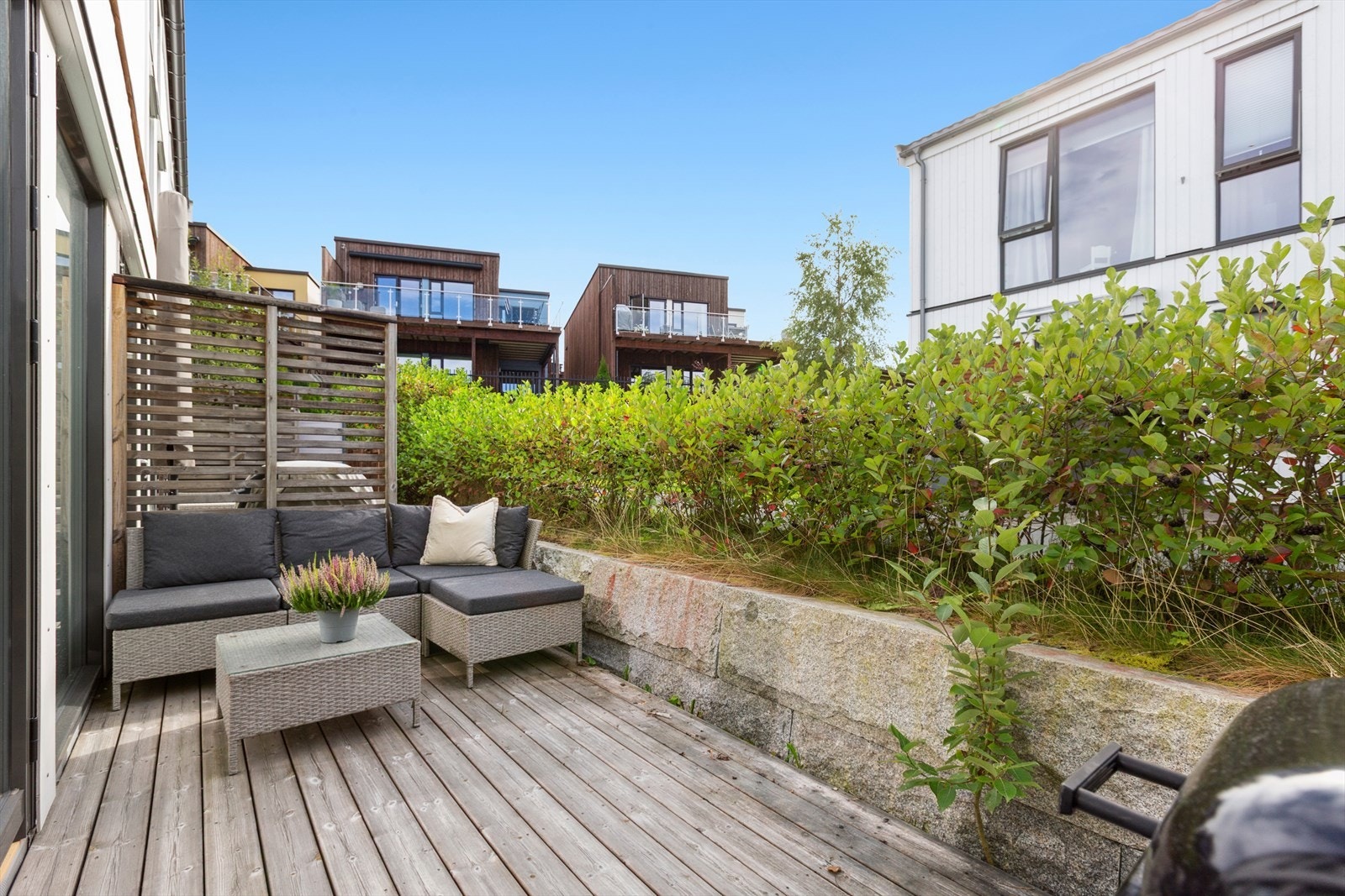 Terrasen er på ca 9 m² og har god plass til utemøblement og grill. Galleribilde