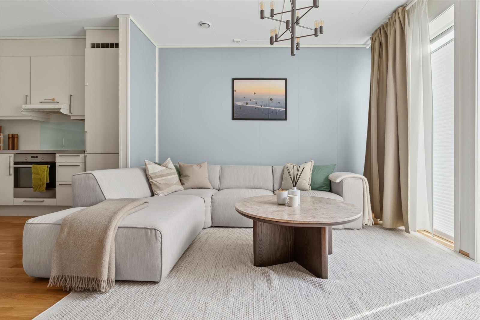 Felleskostnadene er på kr 1.789,- per måned, og inkluderer blant annet bygningsforsikring, parkering, TV/Internett og drift av sameiet/velforeningen og dets fellesarealer. Galleribilde