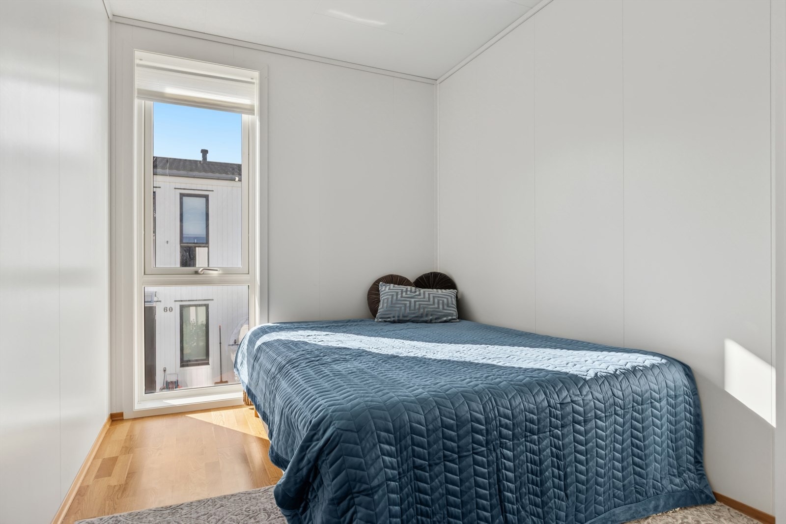 Soverom 2 måler 7 m² og fungerer utmerket som barne- eller gjesterom. Galleribilde